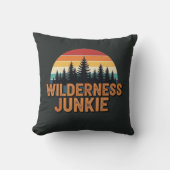 Wilderness junkie retro design kussen (Voorkant)