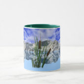 Wilderness Lake met bergen en bullrushes Mok (Midden)