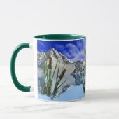 Wilderness Lake met bergen en bullrushes Mok (Links)