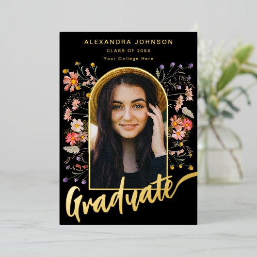 Wildflower Afstuderen Foto Afstuderen Script Gold Folie Uitnodiging (Staand Voorkant)