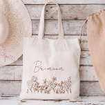 Wildflower Boho Bruidsmeisje Naam Canvas tas<br><div class="desc">Verhoog uw bruidsmeisje voorstel of dank-je gebaar met onze charmante Wildflower Boho Bridesmaid Naam Canvas tas! Gemaakt van liefde en versierd met ingewikkelde bloemige design, legt deze canvas tas perfect de essentie van bohemien elegantie vast. Elke tas is gepersonaliseerd met de naam van uw bruidsmeisje, het toevoegen van een doordachte...</div>