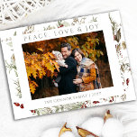 Wildflower Christmas Love Peace Joy Foto Feestdagenkaart<br><div class="desc">Deze Boho Love Peace Joy-vakantiecard biedt een stijlvolle mix van boheemse elegantie en feestelijke vrolijkheid. Delicate wildflower illustraties en moderne typografie creëer een unieke en vreugdevolle vakantie begroeting. Ideaal voor het versturen van warme wensen met een vleugje natuur-geïnspireerde charme.</div>