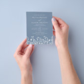 Wildflower Dusty Blue QR Code Huwelijksuitnodiging Flyer (Hand)