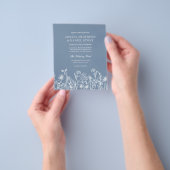 Wildflower Dusty Blue QR Code Huwelijksuitnodiging Flyer (Hand)