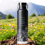 Wildflower Garden Monogram Naam Waterfles<br><div class="desc">Drijf uw dorst in stijl met onze prachtige Wildflower Garden Monogram Naam Waterfles. Gemaakt met duurzaamheid en elegantie in het achterhoofd, is dit strakke flesje versierd met een adembenemend wildflower tuinontwerp, dat de schoonheid van natuur oproept. Personaliseer uw flesje met uw monogram en naam om het uniek van u of...</div>