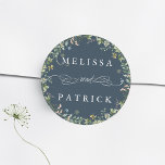 Wildflower krans Elegant Bruiloft Navy Blauw Ronde Sticker<br><div class="desc">Deze elegante bruiloft sticker heeft een bloemenkrans met handgeschilderde waterverf wilde bloemen in roze,  geel en groen. Voor meer geavanceerde aanpassing van dit ontwerp,  klikt u op de BLUE DESIGN TOOL BUTTON hierboven!</div>