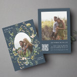 Wildflower Lijst 2 foto bruiloft QR Code Navy Blue Save The Date<br><div class="desc">Deze elegante bruiloft bewaart de datumuitnodiging en heeft mooie handgeschilderde waterverf wilde bloemen in roze,  geel en groen als een ovaal lijst met een foto. Voor meer geavanceerde aanpassing van dit ontwerp,  klikt u op de BLUE DESIGN TOOL BUTTON hierboven! Overeenkomende objecten zijn ook beschikbaar.</div>