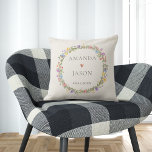 Wildflower Paarse Blauw Geel Roze Krans Bloemen Kussen<br><div class="desc">Wildbloem Paarse Blauw Geel Roze Krans Bloemen Sierkussen. Dit prachtige Wildflower Paarse Blauw Geel Roze Krans Bloemen Sierkussen is de perfecte manier om een vleugje elegantie en verfijning toe te voegen aan uw interieur. Het kussen heeft een prachtige waterverf krans van wilde bloemen in verschillende kleuren, waaronder roze, paarse, blauw...</div>