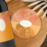 Wildflower Pink Poppy Bewaar de datum Ronde Kartonnen Onderzetter<br><div class="desc">Deze Wildflower Pink Poppy Wedding Save the Date Onderzetters zijn een sierlijke weergave van roze, oranje en rode wilde bloemen versierd met ondoorzichtige geometrische vormen. Met een tijdloos boho-palet en klassieke typografie zijn deze grillig, kleurrijk en verfijnd. De mogelijkheid om een foto toe te voegen geeft deze een persoonlijk tintje....</div>