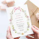 Wildflower Roze Bow Baby shower Kaart<br><div class="desc">Baby shower uitnodiging met een lijst van waterverf wilde bloemen en een  roze boog. Pas aan met je informatie voor de moeder om te zijn. Klik op "klik om verder aan te passen" om de lettertypestijl,  -grootte of -kleur te wijzigen.</div>