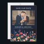 Wildflower Rustic Country Boho Floral Navy Foto Save The Date<br><div class="desc">Vier je liefde met deze levendige bruiloft QR code foto op te slaan de datum kaart met een waterverf wilde bloem ontwerp in roze, paarse en groene tinten. Deze op natuur geïnspireerde uitnodiging is ideaal voor bruiloften met een tuin, lente of een rustiek thema en combineert delicate bloemaccenten met elegante...</div>