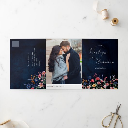 Wildflower Rustic Country Boho Floral Navy Wedding Drieluik Aankondiging (Buitenkant)