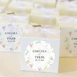 Wildflower Wedding Bride Groom Names Meadow Flower Ronde Sticker<br><div class="desc">Wilde-bloemtrouwstickers met delicate wilde bloemen, de bruid- en bruinnamen en de trouwdatum. Dit ontwerp van de waterverf van de wilde bloem heeft een strakke beembloem in roze lila oranje blauw en geel. Ideaal voor lente- en zomerthema's, van bloementuin tot organische boho. Als u van passende producten zou houden, te doorbladeren...</div>