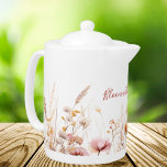 Wildflowers beige roze naam quote theepot<br><div class="desc">Charmant Wildflower Meadow Design,  met een delicate waterverf van een wilde bloemenweide,  versierd met roze bloemetjes,  beige rietjes en gras. Deze pittoreske scène op een ongerepte witte achtergrond voegt een vleugje natuurlijke schoonheid en rust toe aan uw keuken. Met het motivatie citaat: Bloei met elk brouwsel.</div>