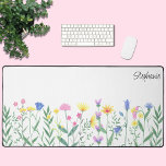 Wildflowers Persoonlijke scriptnaam Bureaumat<br><div class="desc">Deze bloemige bureaumat is versierd met handgetekende wilde bloemen en stijlvolle scripttypografie. In de tinten roze, groen geel en paarse is deze mat vrouwelijk en is een perfect cadeau voor haar. Gemakkelijk aan te passen. Gebruik het ontwerpgereedschap om de tekstgrootte, -stijl of -kleur te wijzigen. Als we creëer ons kunstwerk...</div>