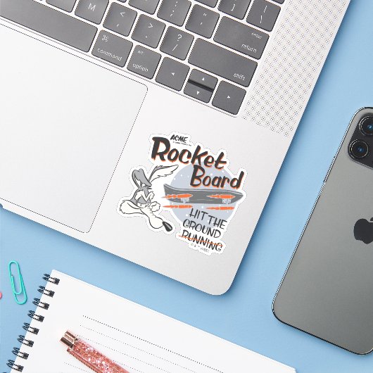 WILE E. COYOTE™ ACME Raketbord Sticker (Laptop met iPhone)