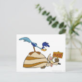 WILE E. COYOTE™ en ROAD RUNNER™ Boulder Briefkaart (Staand voorkant)