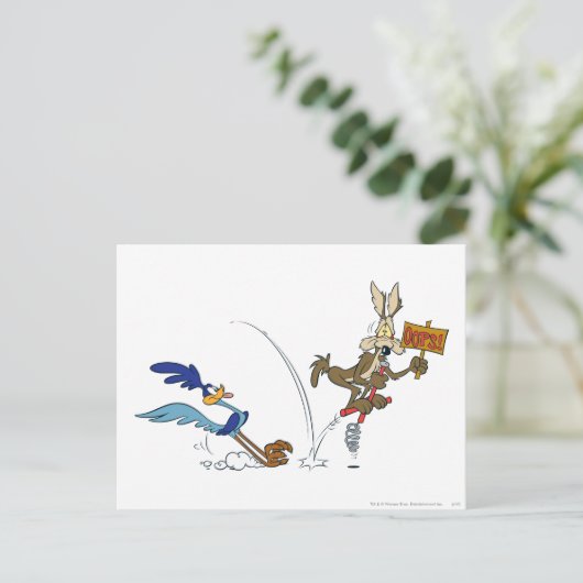 WILE E. COYOTE™ en ROAD RUNNER™ Pogo Stick Briefkaart (Staand voorkant)