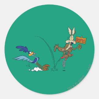 WILE E. COYOTE™ en WEGLOPENDE RENNER™ Springstok Ronde Sticker