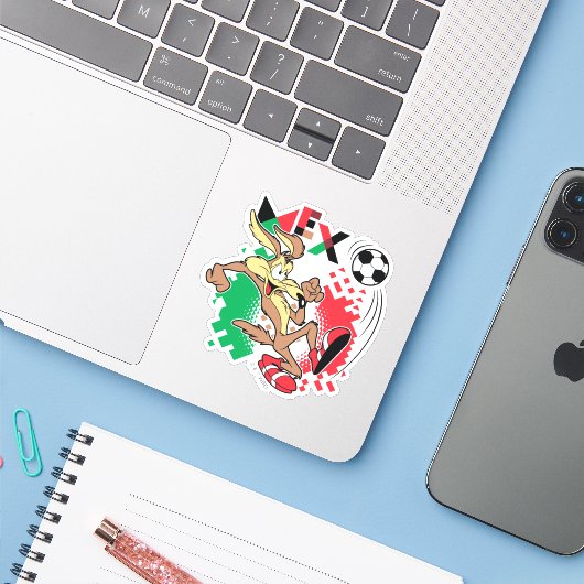 WILE E. COYOTE™ Team Mexico Voetbal Grafisch Sticker (Laptop met iPhone)
