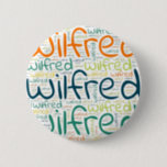 Wilfred Ronde Button 5,7 Cm<br><div class="desc">Wilfred. Show en draag deze populaire, mooie mannelijke voornaam die is ontworpen als kleurrijke tekstwolk gemaakt van horizontale en verticale krommende typografie van handletters in verschillende maten en schattige verse kleuren. Draag je positieve amerikaanse naam of show de wereld waar je van houdt of waar je van houdt. Merk met...</div>