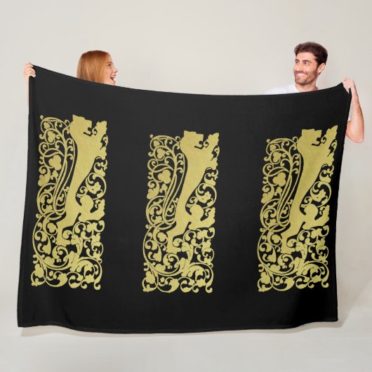 Will Bradley Heraldic Lion Fleece Deken (In situ)