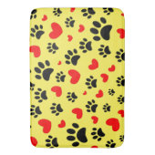 Willekeurige hondenpootafdrukken en rode harten op badmat (Voorkant Verticaal)