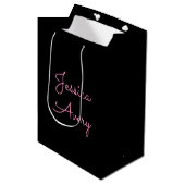 Willekeurige naam | Cool Editable Pink Script op z Medium Cadeauzakje (Voorkant Gekanteld)