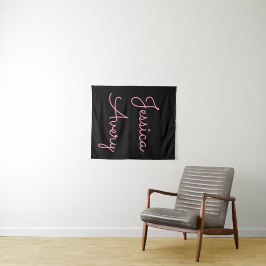 Willekeurige naam | Cool Editable Pink Script op z Wandkleed (In Situ (horizontaal))