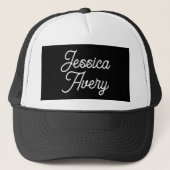 Willekeurige naam | Elegant  wit script op zwart Trucker Pet (Voorkant)