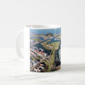 Willemstad in Nederland met moderne haven. Koffiemok (Voorkant links)