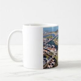 Willemstad in Nederland met moderne haven. Koffiemok