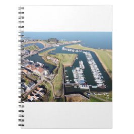Willemstad in Nederland met moderne haven. Notitieboek
