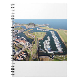 Willemstad in Nederland met moderne haven. Notitieboek