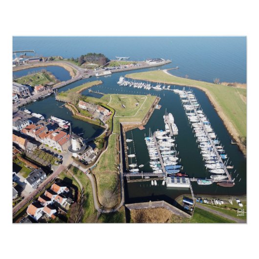 Willemstad in Nederland met moderne haven. Perfect Poster (Voorkant)