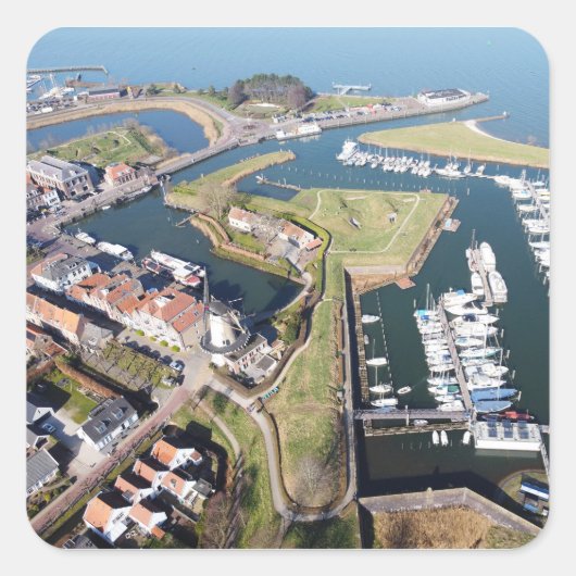 Willemstad in Nederland met moderne haven. Vierkante Sticker (Voorkant)