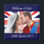 William & Kate Royal bruiloft kus magneet<br><div class="desc">Een eerbetoon aan het koninklijk paar — prins William en Catherine "Kate" Middleton,  nu de hertog & Duchess van Cambridge. De bruiloft van de eeuw vieren en de toekomstige koning en koningin van Groot-Brittannië steunen!</div>