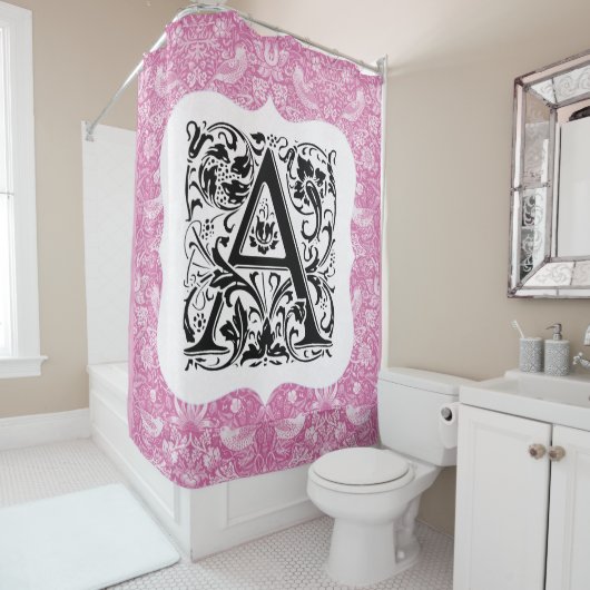 William Morris Alphabet Strawberry Thief Pink Douchegordijn (In situ)