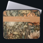 William Morris Autumn Floral Laptop Sleeve<br><div class="desc">Dit eenvoudige maar elegante ontwerp is voorzien van een William Morris tan,  bruin,  salie groen en zachte roest bloemmotief. Bescherm uw laptop of tablet in stijl met dit klassieke ontwerp. Voeg een naam toe om het te personaliseren. Maak een kerst- of Moederdag-cadeau. Creëer door Simply Farmhouse Press.</div>