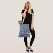 William Morris Bloemmotief Blauw Wit Tote Bag (Op model)