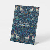 William Morris Blue Birds Tapestry Classic Reclamebord Met Voetstuk (Voorkant)