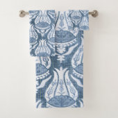 William Morris Blue Floral Pattern Classic Bad Handdoek (Insitu)