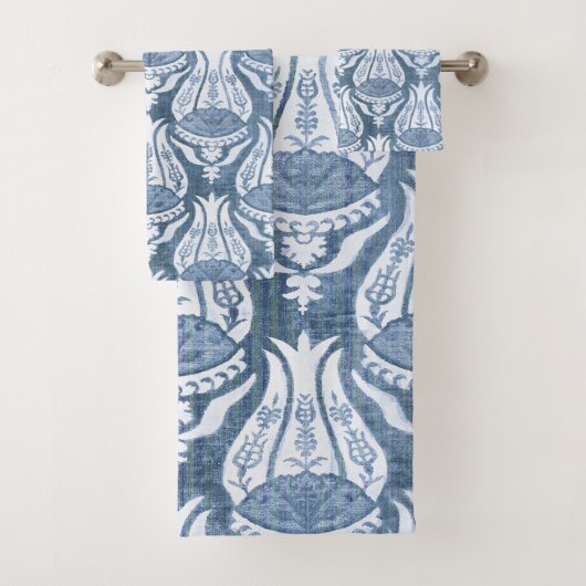 William Morris Blue Floral Pattern Classic Bad Handdoek (Insitu)