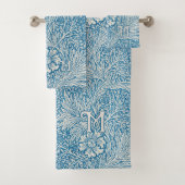 William Morris Blue Marigold Monogram Bad Handdoek (Insitu)