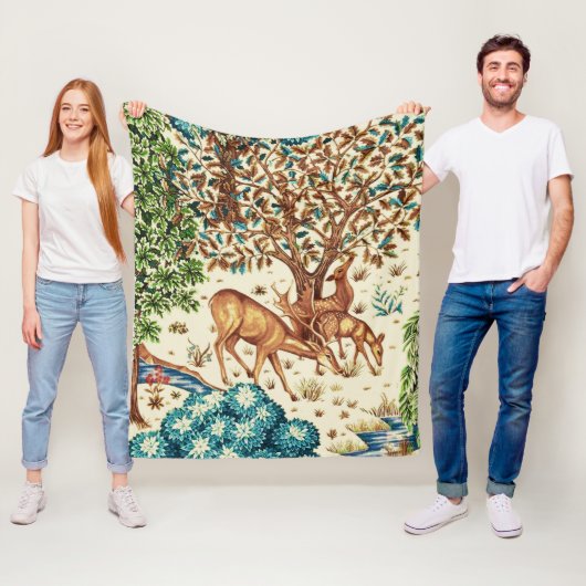 William Morris Deer van een Brook Tapestry Beige Fleece Deken (In situ)