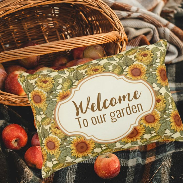 William Morris Gepersonaliseerde Autumn Zonnebloem Accent Kussen (The garden is beautiful in the fall!)