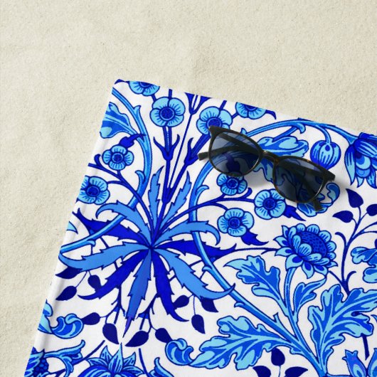 William Morris Hyacinth Print, Cobalt Blue en Whit Strandlaken (In situ)