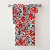 William Morris Iris en Lily, Black, White en Red Bad Handdoek (Insitu)