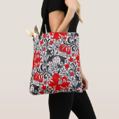 William Morris Iris en Lily, Black, White en Red Tote Bag (Dichtbij)