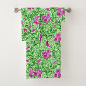 William Morris Irise, Green, Magenta en Orchid Bad Handdoek (Insitu)
